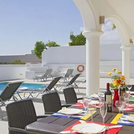 Sleeps 10 Pool Wifi Apartment